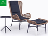 Comoda chaise longue in rattan a bordo piscina con poggiapiedi