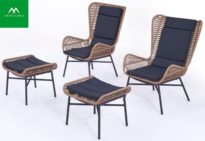 Comoda chaise longue in rattan a bordo piscina con poggiapiedi